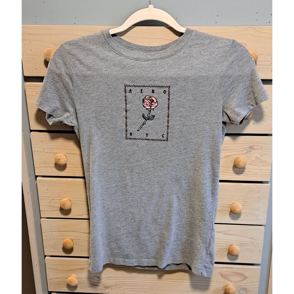 Aeropostale Grey Classic Crewneck Tee w/Pink Rose – Small- casual, feminine